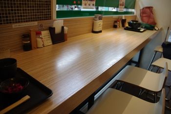 横浜綱島にある鶏肉専門店「梅や」の店内