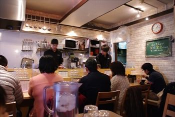 横浜伊勢佐木町にあるラーメ店「地球の中華そば」の店内