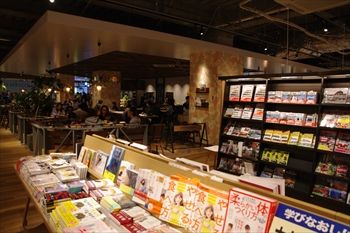 横浜新山下のホームズの店内
