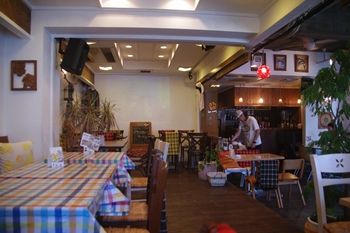 横浜にあるカフェ「ベンチ(BENCH)」の店内