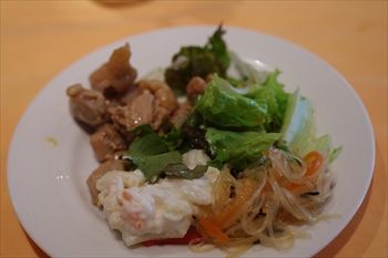 新横浜の中華料理のお店「點心茶室(テンシンチャシツ)」のサラダ