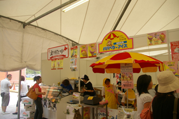 横浜赤レンガ倉庫のイベント「横濱あいすくりん博覧会」会場1
