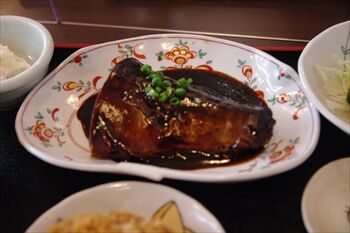 横浜菊名にある定食屋「猫丸食堂」の定食