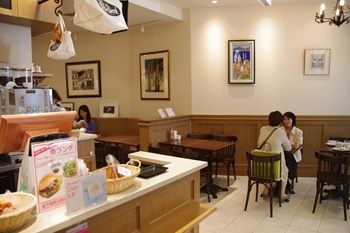 横浜桜木町にあるパン屋さん「ブレドール」の店内