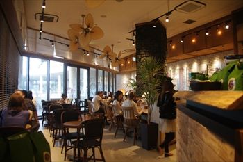 ららぽーと横浜にあるカフェ「ホノルル コーヒー」の店内