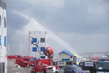 横浜みなとみらいの九都県市合同防災訓練の風景