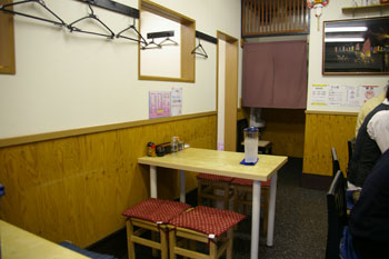 横浜西口にあるおいしい手打ちうどんのお店「まる久」の店内