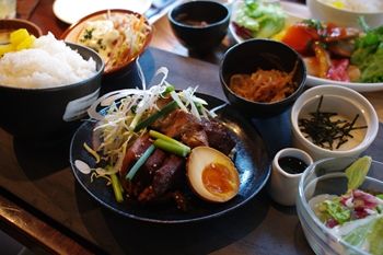 横浜西口のカフェ「カワラカフェ&ダイニング プラス」のランチ