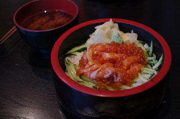 横浜岸根公園にあるお寿司屋「まぐろ一家」の親子丼