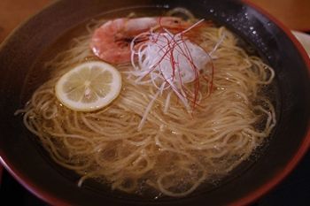 横浜西口にあるラーメン店「浜の麺バカ」のラーメン