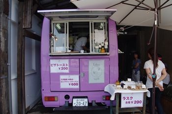 横浜日本大通りにあるパン屋さん「横浜ロータス」の外観