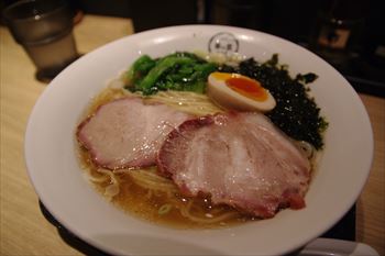 横浜センター北にあるラーメン店「華の雲 by 八雲」のラーメン