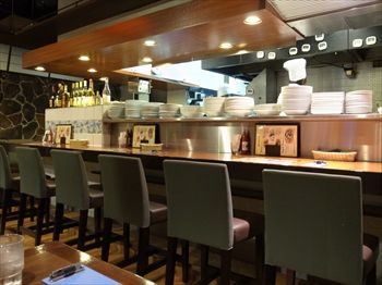 新横浜にあるイタリアン「チンチンバー イタリアーノ」の店内