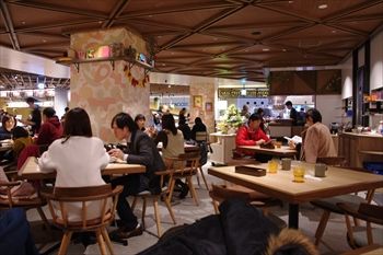 横浜新山下のカフェ「WIRED KITCHEN(ワイアードキッチン)」の店内