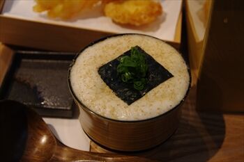 横浜元町にある「益うどん DEKETACHI」のとろろ