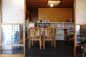 横浜浅間町にあるカフェ「夏至茶屋」の店内