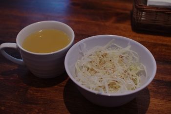 横浜駒岡にあるハンバーグのお店「斉藤精肉店」のサラダとスープ
