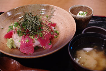 横浜コレットマーレにあるレストラン「海ぶん鍋ぶん」のまぐろ丼