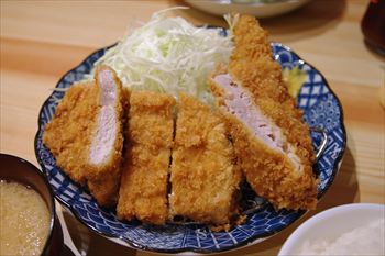 町田にあるとんかつ屋「とんかつ朱鞠」の定食