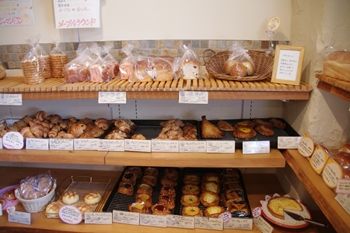 横浜中川にあるパン屋「パン工房 Juneberry」の店内