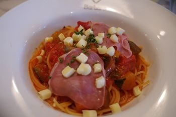 横浜にあるパン食べ放題のカフェブラッスリーでいただくおいしいランチ 横浜ブログ