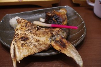 新横浜にあるお寿司屋さん「沼津魚がし鮨」のぶりかま焼き
