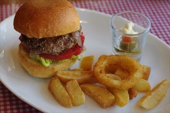 横浜藤が丘にある「ココチバーガーズ」のハンバーガー