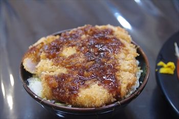 神奈川県三浦市にある食堂「まるい食堂」のソースかつ丼