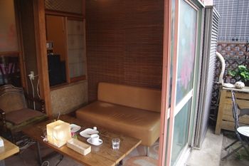 西横浜にある一軒家カフェ「夏至茶屋」の店内