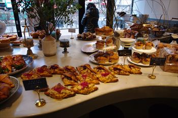 横浜にあるカフェ「flour+water(フラワーアンドウォーター)」の店内