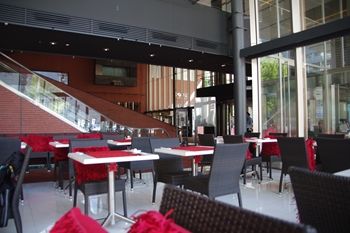 横浜日本大通りにあるレストラン「ビストロ リトモ」の店内