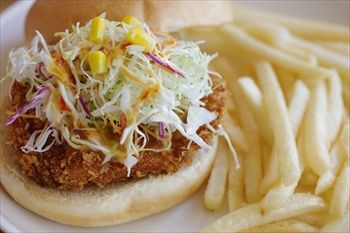 横浜ベイクォーターにある「湘南バーガー」のハンバーガー