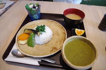横浜桜木町にある定食屋「TSUBAKI食堂」のランチ