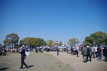山下公園で開催のS級あげもんフェスティバルの会場