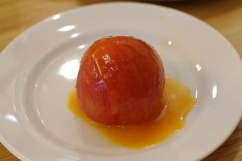 新横浜にある洋食屋さん「つばめグリル」のトマトサラダ