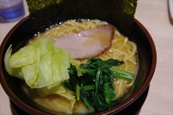 新横浜にある家系ラーメン店「新横家」のラーメン