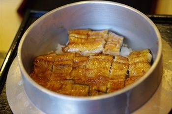 横浜市港北区にあるうなぎ料理専門店「しま村」の鰻釜