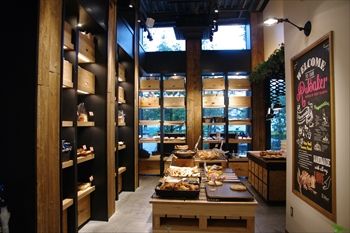 横浜新高島にあるパン屋「アール・ベーカー」の店内