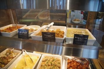 横浜ベイクオーターにあるカフェ「Cafe&Meal MUJI」の店内