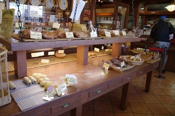 横浜港南台にあるパン屋「トントンビゴ」の店内