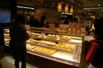 横浜ポルタにあるスイーツのお店「山下晴三郎商店」の店頭