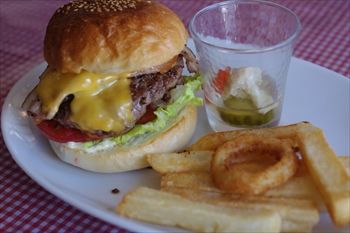 横浜藤が丘にある「ココチバーガーズ」のハンバーガー