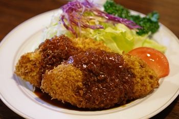 横浜白楽にある洋食屋「キッチン 友」のメンチカツ