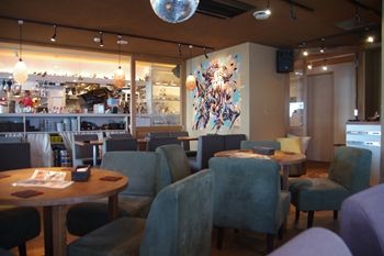 横浜西口のカフェ「カワラカフェ&ダイニング プラス」の店内