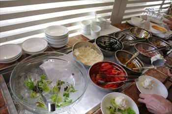 横浜市金沢区にあるレストラン「リューバンカフェ」の店内