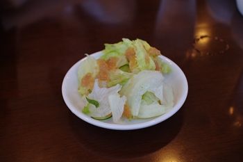 センター北のカレー専門店「IRiE IRiE(アイリーアイリー)」のサラダ