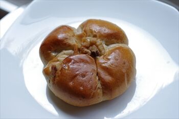 横浜日本大通りにあるカフェ「レ ザンジュ ベイ」のパン