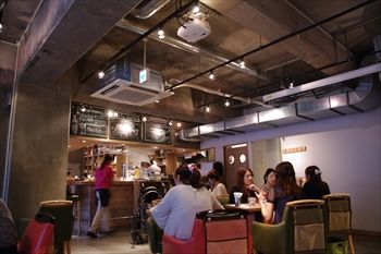 横浜西口エリアにあるカフェ「カッフェ ビーンデイジー」の店内