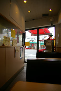 横浜白楽のラーメン店「九州ラーメン葉隠」の店内