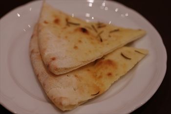 横浜石川町にあるイタリアンダイニング「オイノス」のフォカッチャ